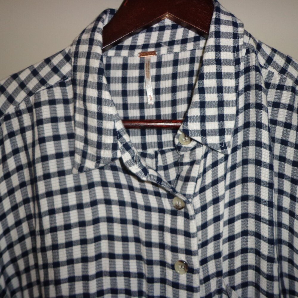 Free People Cropped Button Down Shirt M Checked Blues/White Long Sleeves Pocket - Picture 4 of 15